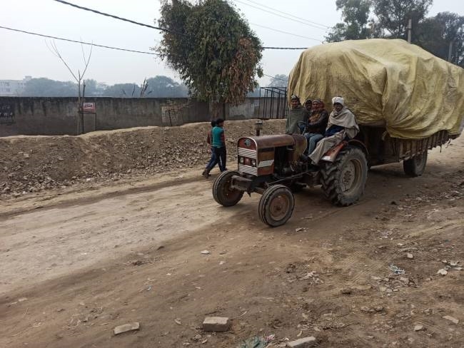 सड़क उखाड़कर भागा ठेकेदार, लोग फंस गए