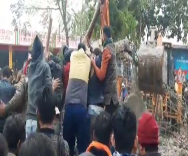 मुरादनगर, राहत बचाव कार्य मे लगे लोग।