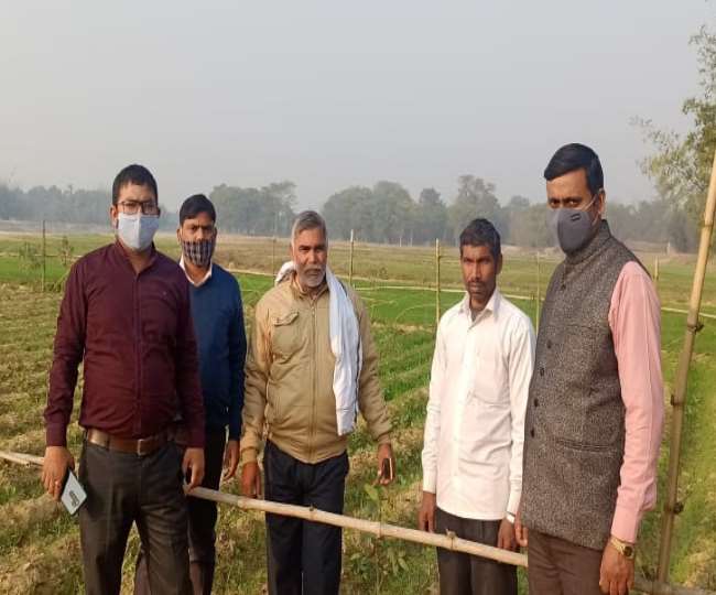 रेलवे अधिकारियों के साथ महराजगंज के किसान रामगुलाब। - जागरण