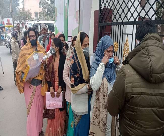 समाहरणालय में प्रवेश करती महिला जिला परिषद सदस्य। जागरण