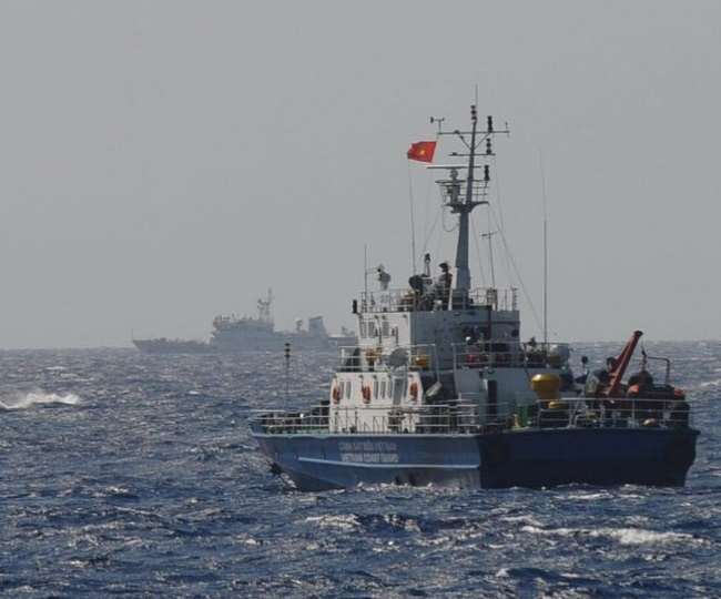 सेनकाकू द्वीप समूह से जापान की समुद्री सीमा में प्रवेश कर रहे चीनी जहाज