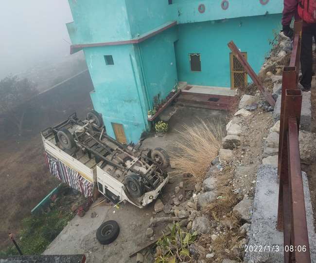 बताया जा रहा पाला गिरने से वाहन स्लिप कर गया, जिससे हादसा हुआ है।