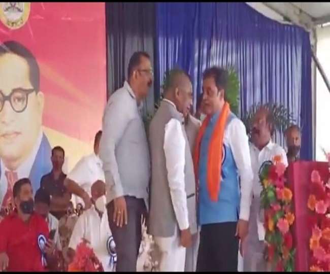 कर्नाटक: कांग्रेस सांसद डीके सुरेश और राज्य मंत्री डा सीएन अश्वथ नारायण के बीच मंच पर हुआ जमकर बवाल, VIDEO