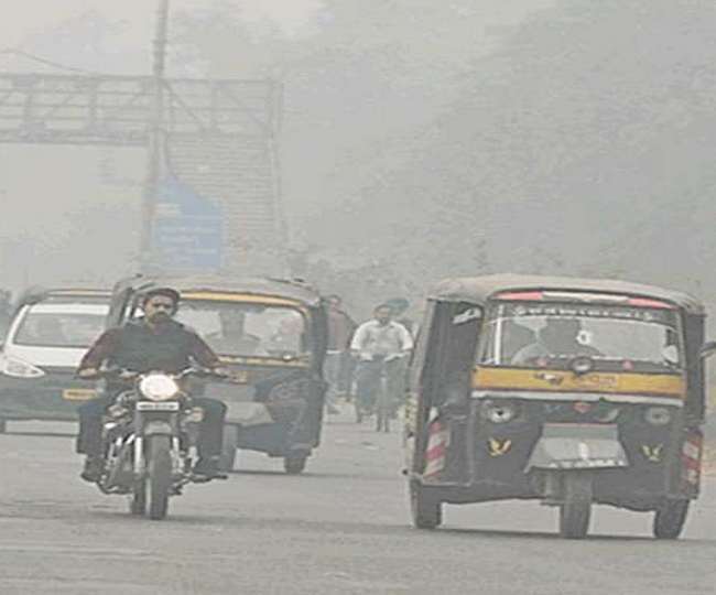 उत्तर भारत में कड़ाके की ठंड पड़ रही है। कोहरे के चलते दृश्यता भी कम हो गई है। (सांकेतिक तस्वीर)