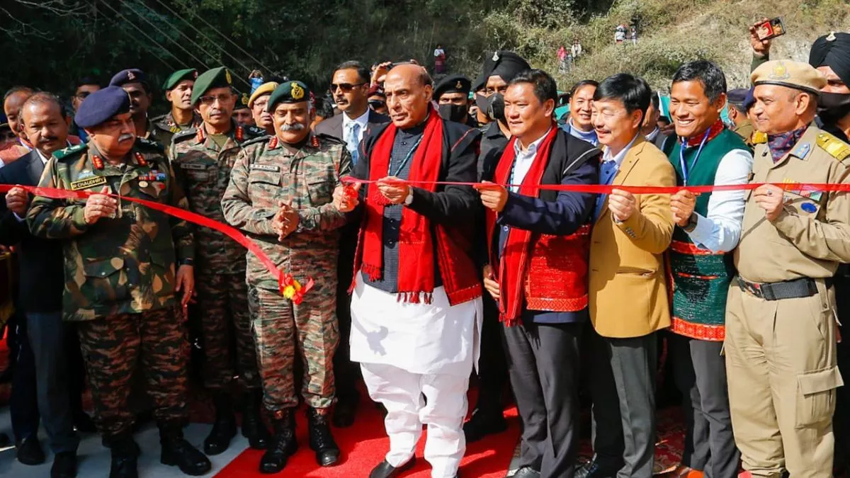 रक्षा मंत्री राजनाथ सिंह ने 28 इंफ्रा परियोजनाओं का किया उद्घाटन।