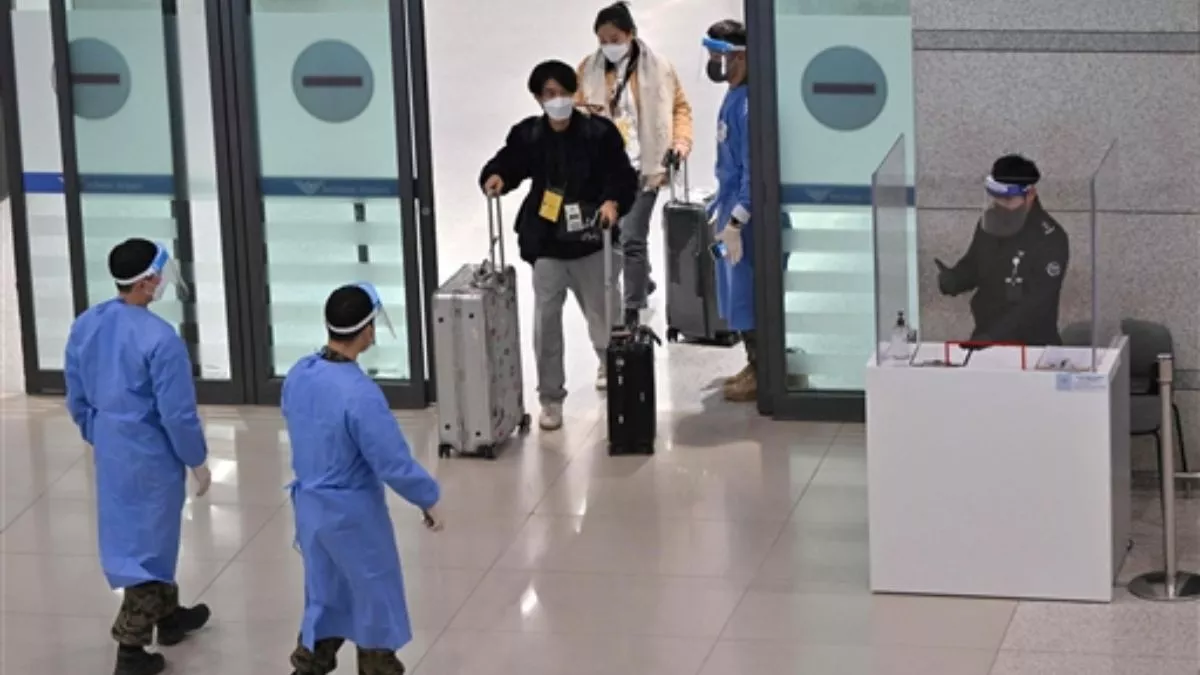 China Travellers: यात्रियों के लिए कोविड नेगेटिव रिपोर्ट अनिवार्य करने पर  तिलमिलाया चीन, बताया अनुचित कार्रवाई - China calls entry covid restrictions  targetting its ...