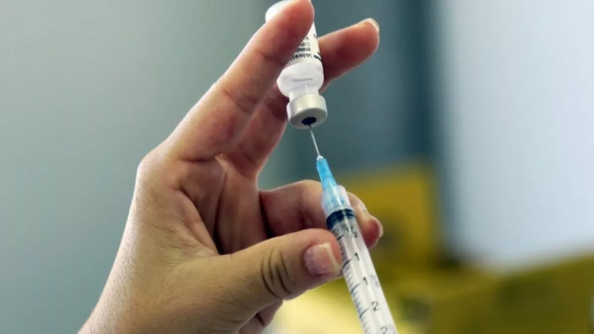 सरकार ने कोविड-19 टीके की बूस्टर डोज पर स्पष्ट किया रूख