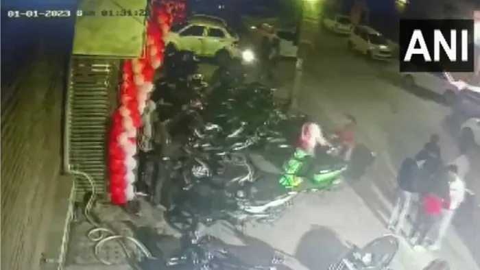 Delhi Kanjhawala Case: होटल से अपनी दोस्त के साथ निकलती दिख रही युवती