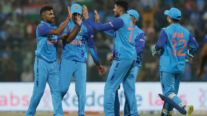 शिवम मावी ने शानदार डेब्यू करते हुए तीीन श्रीलंकाई बल्लेबाजों को आउट किया