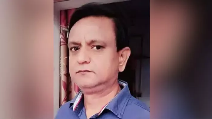 Hathras News: पत्नी से बात करते-करते कुर्सी से गिरे डाक्टर, मृत्यु