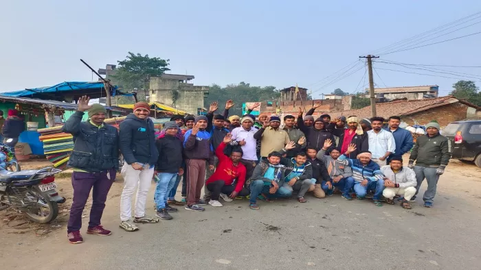 सोनुवा बस स्टेड में मुख्य सड़क जाम कर नारेबाजी करते ड्राइवर संघ के सदस्य।