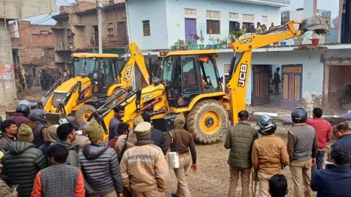 घर गिराने आई टीम… चलने वाला था बुलडोजर, दो भाइयों ने पकड़ ली जिद तो पीछे हटा प्रशासन।