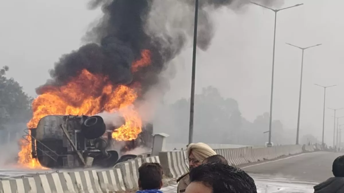 Punjab: खन्ना में नेशनल हाईवे पर तेल से भरे टैंकर में लगी भीषण आग, टायर फटने से हुआ हादसा; देखें वीडियो