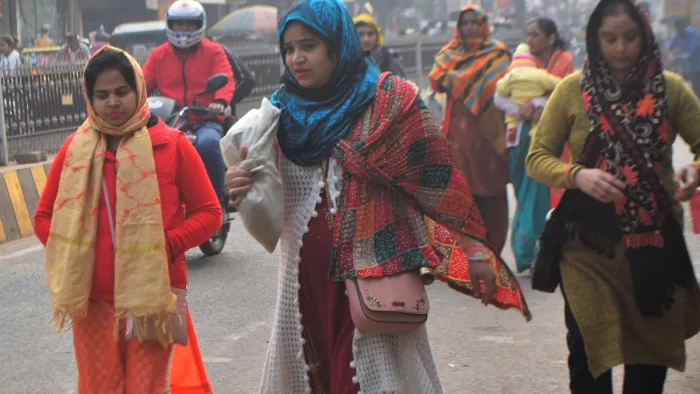 मथुरा में ठंड के कारण स्कूल बंद कर दिए हैं।