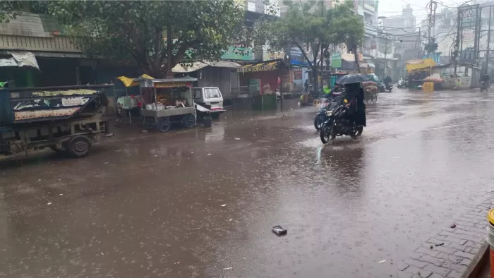 गरज चमक के साथ प्रयागराज में झमाझम बारिश जारी, तापमान में आएगी कमी; AQI में सुधार