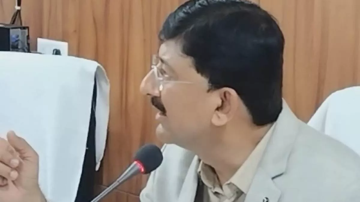 Madhya Pradesh: ट्रक ड्राइवर की औकात पूछने वाले शाजापुर कलेक्टर पर गिरी गाज, सीएम ने किया सस्पेंड; अधिकारियों को दी ये सलाह