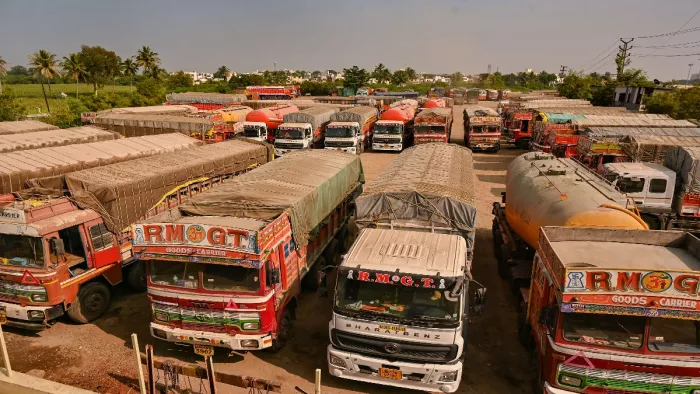 केंद्र का ट्रांसपोर्टर्स को आश्वासन चर्चा के बाद ही लागू होंगे नए प्रविधान