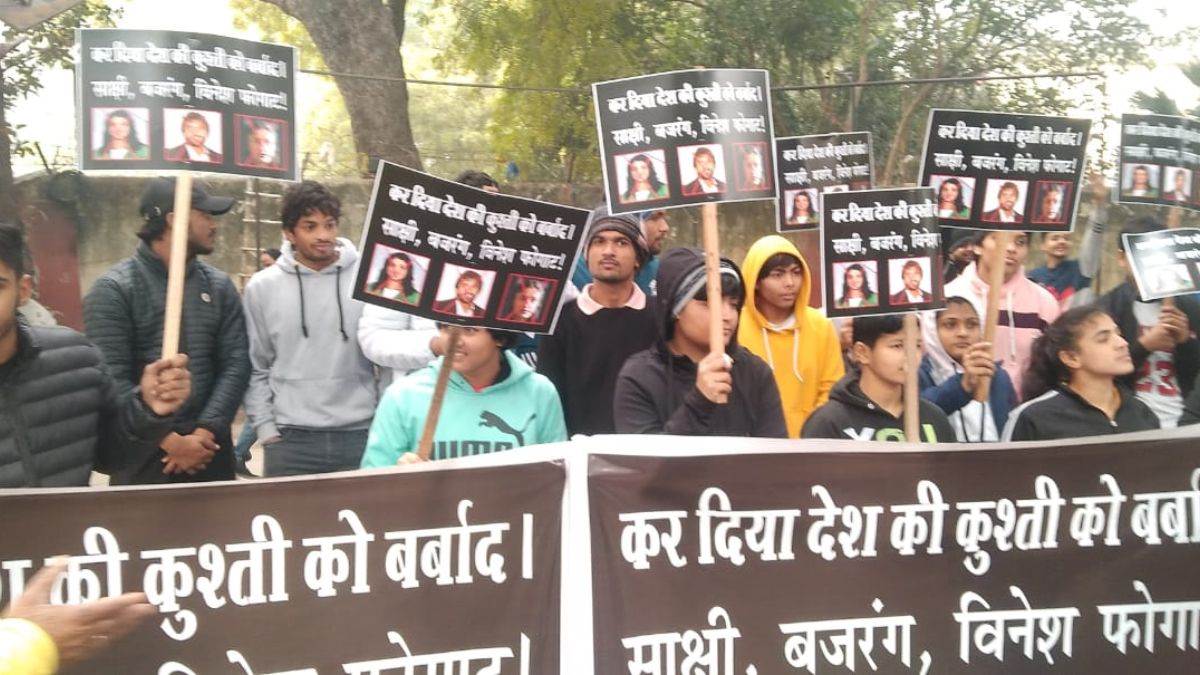 कुश्ती को बर्बाद कर दिया...' साक्षी-बजरंग समेत दिग्गज पहलवानों के खिलाफ जंतर मंतर पर युवा खिलाड़ियों का प्रदर्शन - Young wrestlers protests against Bajrang Sakshi ...