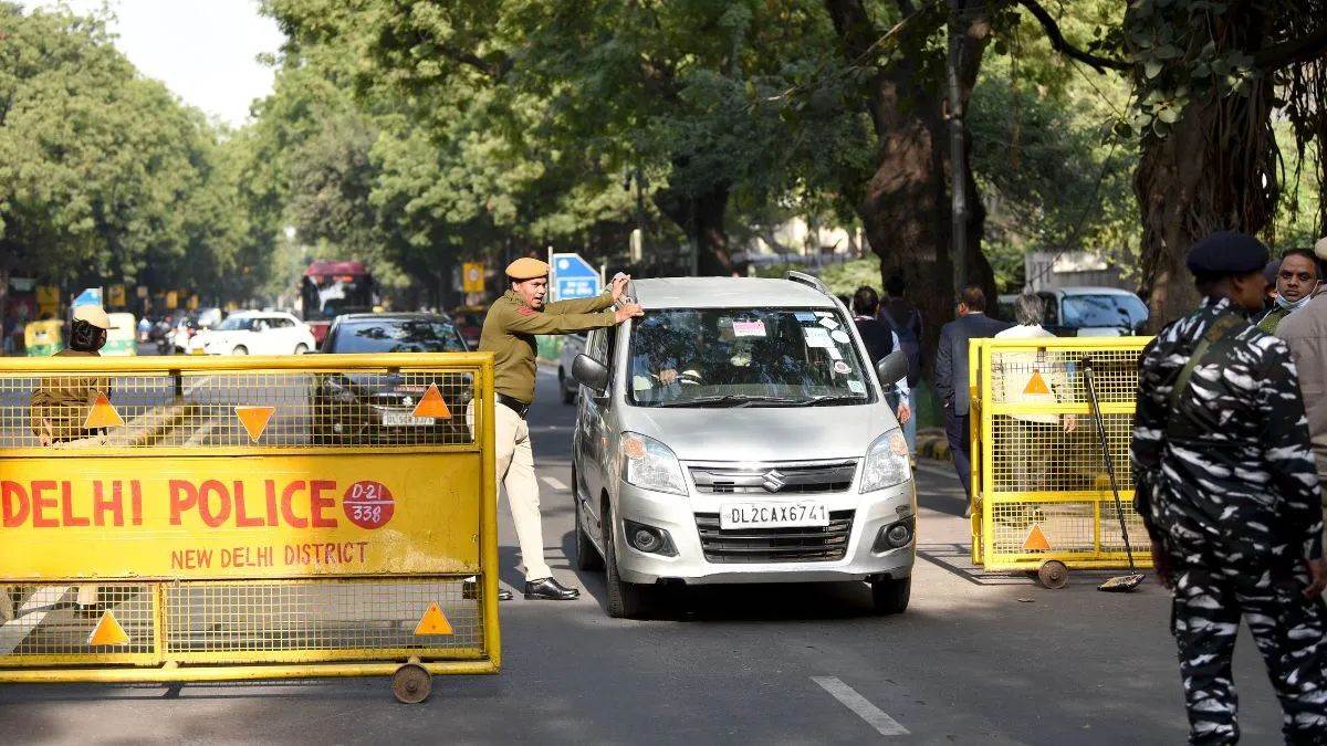 ncr pakistan intelligence agency isi is plotting to carry out serial bomb blasts in country delhi punjab on high alert
