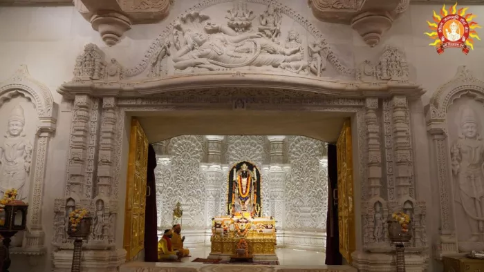 Ram Mandir में एक जैसी वेशभूषा में सेवा देने लगे अर्चक। (तस्वीर जागरण)