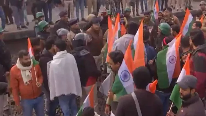 पप्पू यादव के समर्थकों ने रोकी ट्रेन