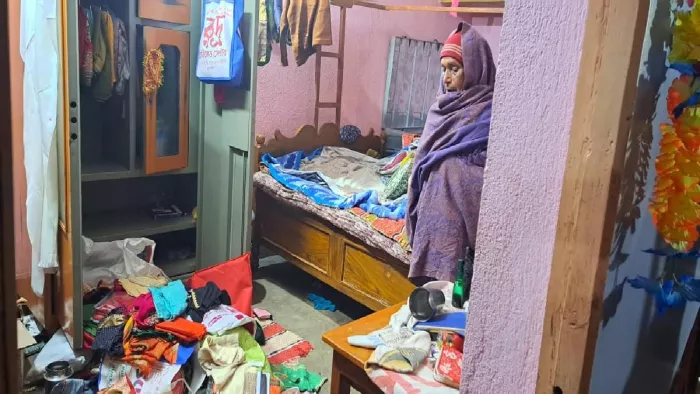 हथियार दिखाकर राशन दुकानदार के घर 10 लाख की लूट