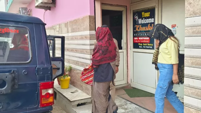 होटल पर छापामार कार्रवाई के बाद महिलाओ को कोतवाली ले जाती पुलिस। जागरण