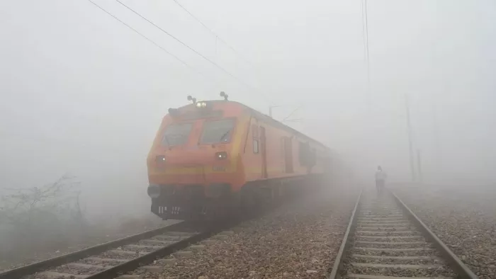 कोहरे के कारण ट्रेनें लेट चल रही हैं। फाइल फोटो