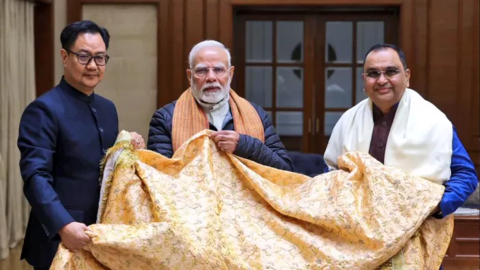पीएम मोदी की चादर को लेकर याचिका दाखिल।