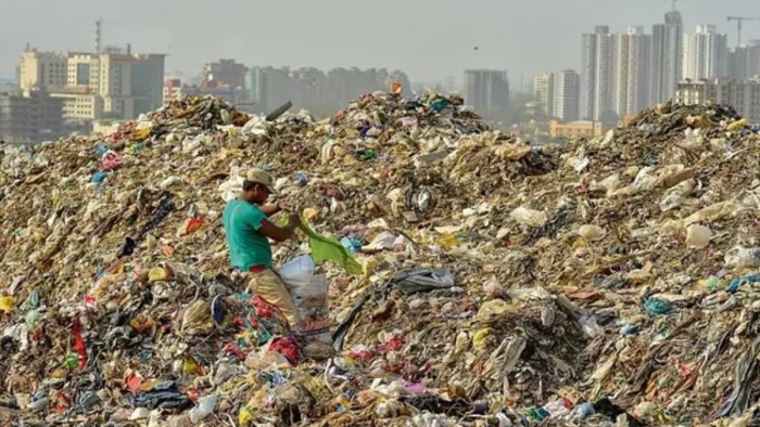 लोगों के लिए मुसीबत बने यमुनापार में बढ़ते मलबा स्पॉट।