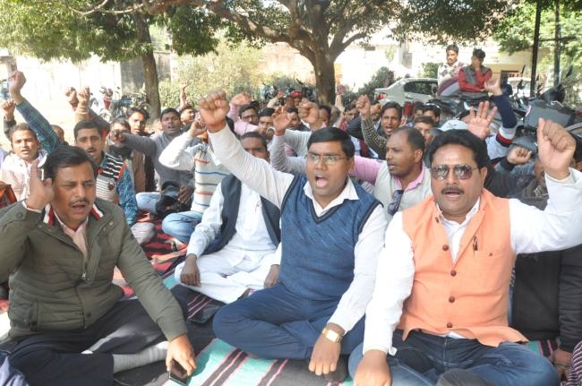 बिजली के निजीकरण के विरोध में कर्मचारियों ने किया प्रदर्शन