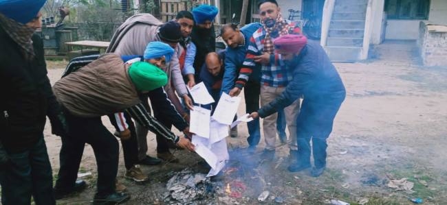 बिजली एक्ट 2020 की प्रतियां जलाकर केंद्र के खिलाफ किया प्रदर्शन