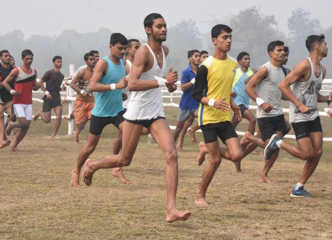 लोकल में पकड़े जाने के डर से यूपी के युवकों को सेना भर्ती के जाल में फंसा रहे दलाल