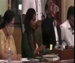 बीएमसी के डिप्टी म्युनिसिपल कमिश्नर ने गलती से पिया सैनिटाइजर। फाइल फोटो