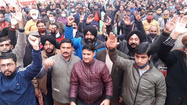 पावर सेक्टर के कर्मचारियों के कई अन्य मसलों को भी हल करने की मांग को लेकर नारेबाजी की।