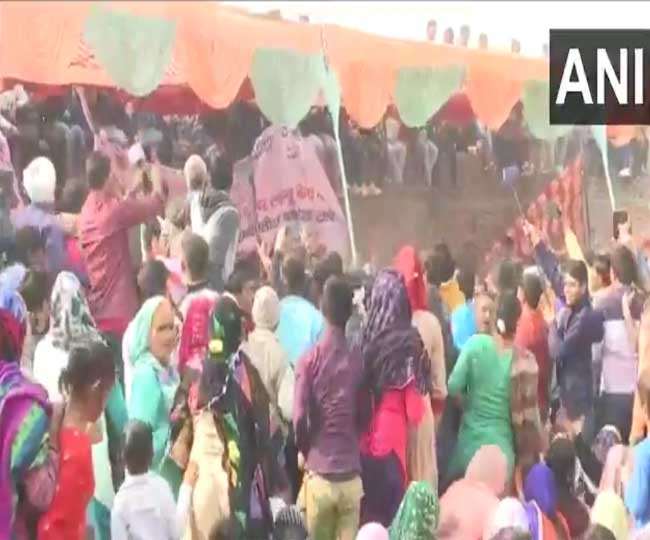 जींद की किसान महापंचायत में गिरा मंच। (एएनआइ)
