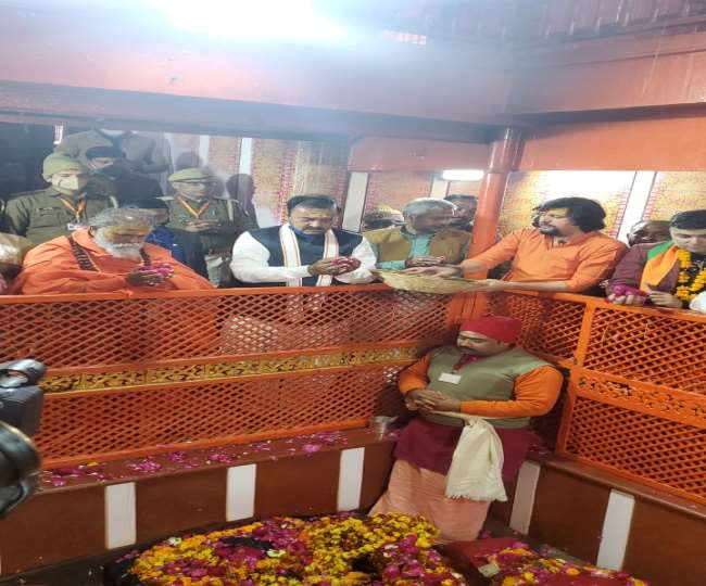 यूपी के डिप्‍टी सीएम केशव प्रसाद मौर्य पंचकोसी परिक्रमा यात्रा में शामिल हुए। उन्‍होंने संगम घाट पर गंगा पूजन किया।