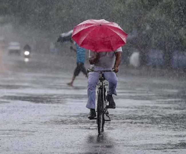 दिल्ली एनसीआर सहित उत्तर भारत में बादल छाया हुआ है। कहीं कहीं हल्की बारिश भी हुई है (फाइल फोटो)