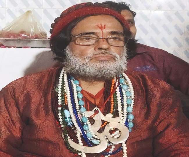 स्वामी ओम अपने गले में एक दर्जन से अधिक माला और बड़ा सा ओम पहनते थे।