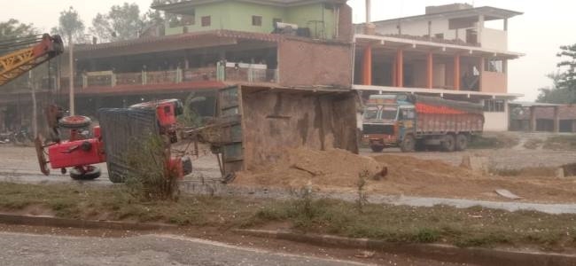 on the highway overloaded tractor trolley overturned