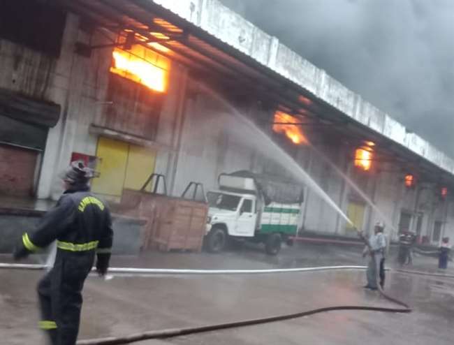 big fire caught in biscuit factory of kanpur and people are afraid in sachendi area