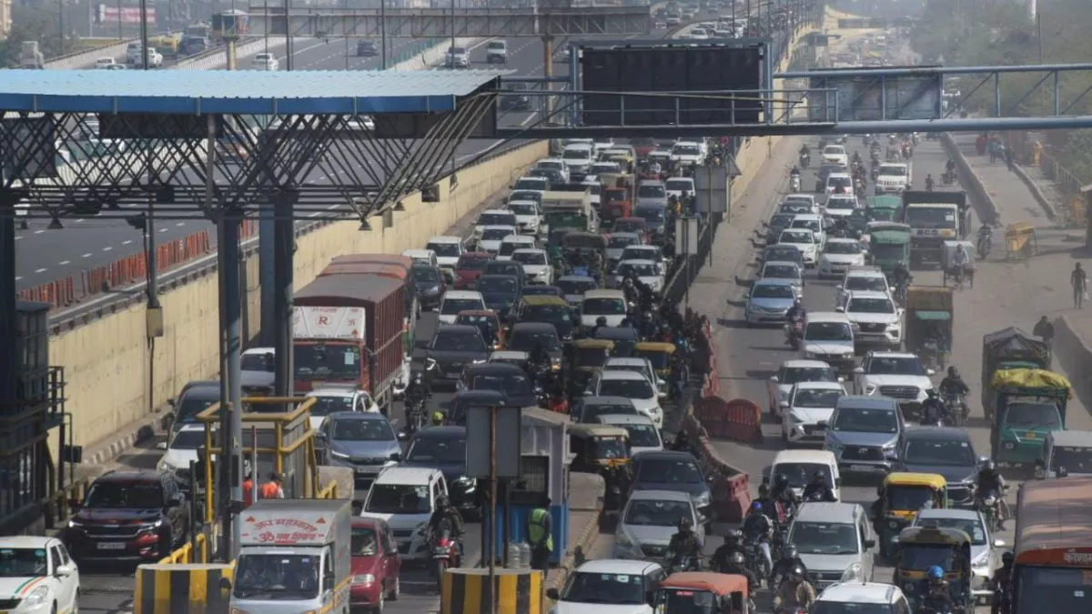 Delhi Traffic Jam: प्रगति मैदान में मेले की वजह से सेंटर दिल्ली में थमे वाहनों के पहिए, घंटों रेंगते रहे वाहन
