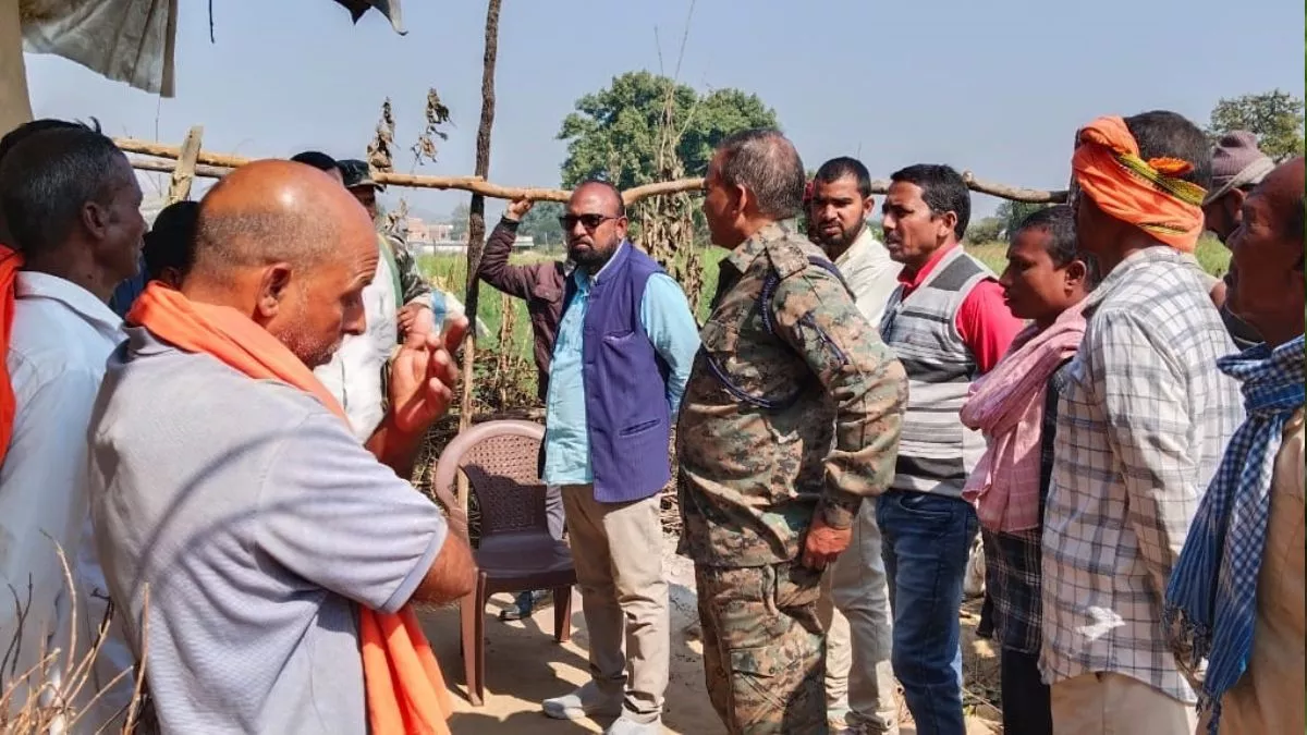 पिहरा स्थित जंगल से बरामद शव मामले की जाँच करने पहुंचे गावां पुलिस इंस्पेक्टर सहदेव प्रसाद बीच में।