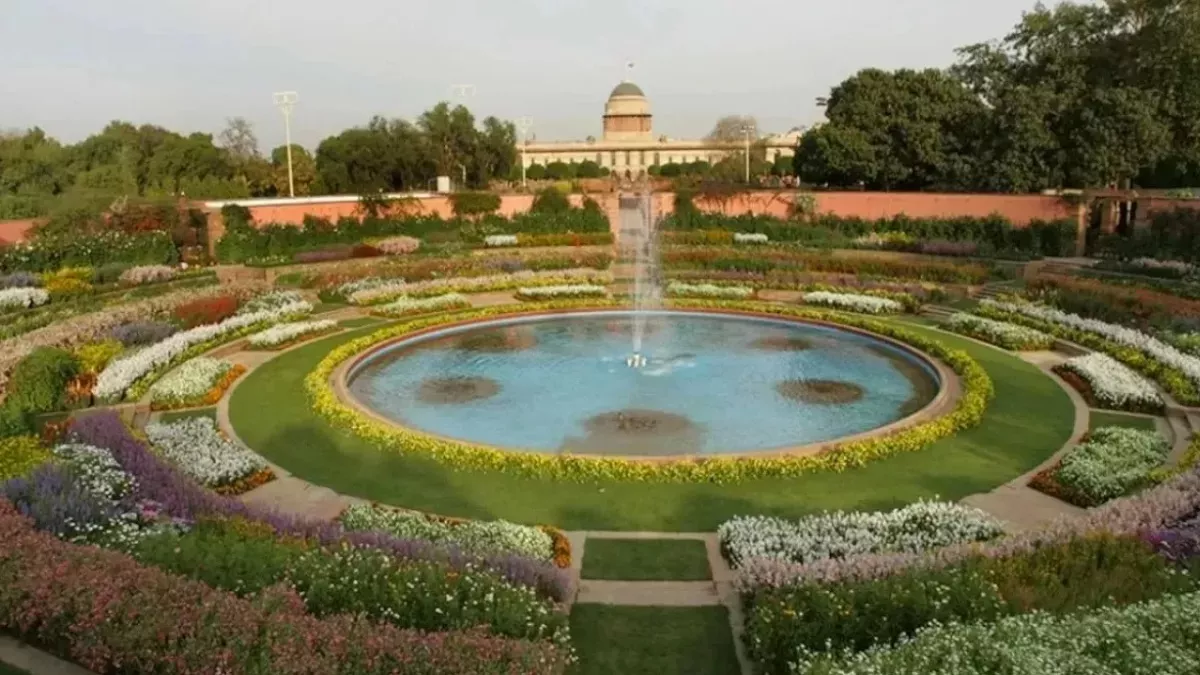 मुगल गार्डन का नाम बदलकर अमृत उद्यान करने में विदेशी आक्रांताओं के महिमामंडन की भूल भी सुधारी गई है।