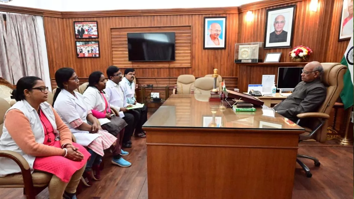 अनुबंध पैरामेडिकल कर्मियों ने शुक्रवार को राजभवन में राज्यपाल रमेश बैस से मुलाकात की।