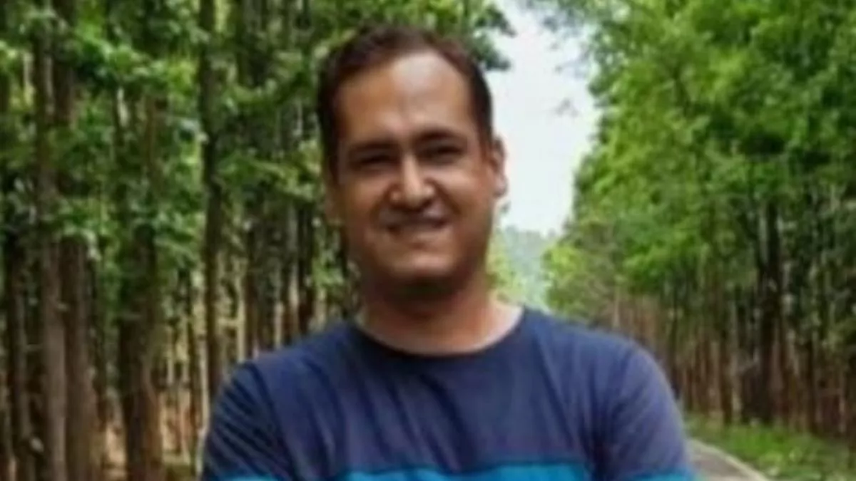 रिम्स के प्लास्टिक सर्जन डॉ सौरव कुमार शर्मा की शुक्रवार दोपहर सड़क हादसे में मौत हो गई।