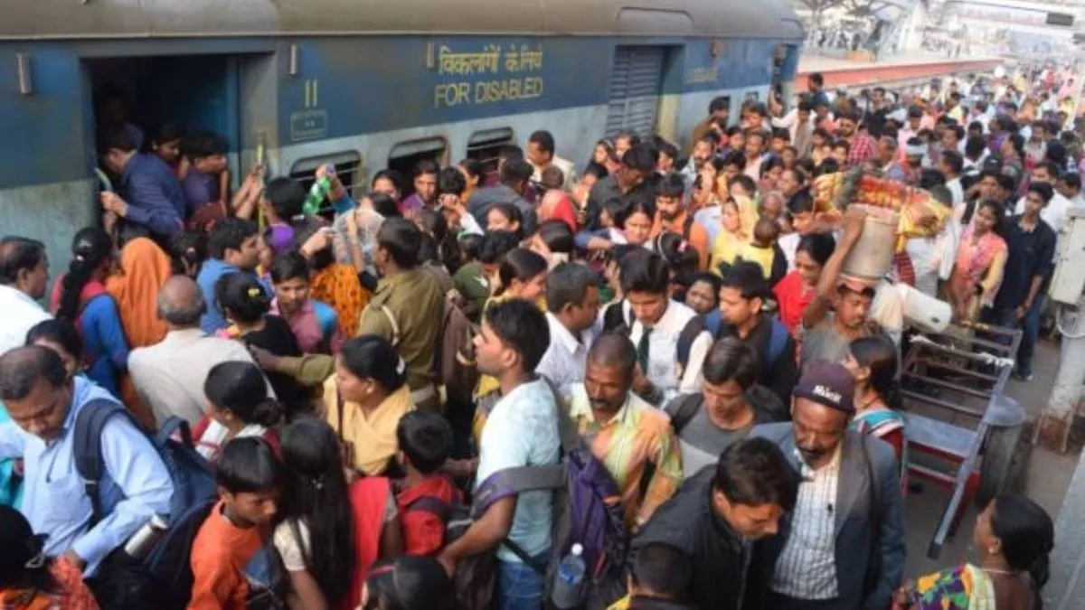 ट्रेन के आरक्षित कोचों में अनधिकृत लोगों का घुसना यात्रियों के लिए बड़ी समस्या है।