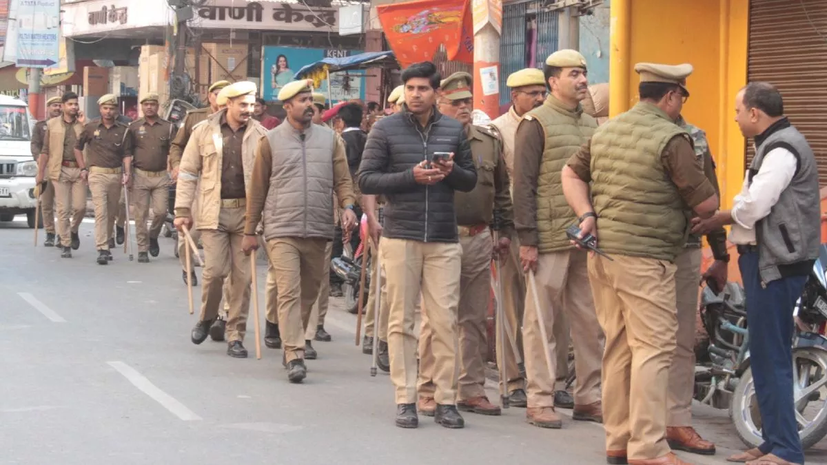 Gorakhpur: ज्ञानवापी को लेकर गोरखपुर में भी अलर्ट, पुलिस ने किया फ्लैग मार्च;  इंटेलिजेंस टीम भी बनाई है नजर