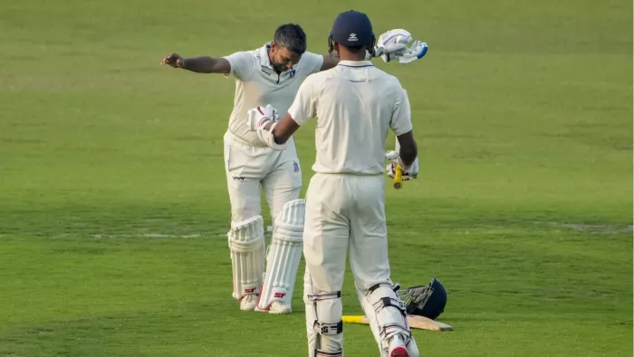 Anustup Majumdar ने मुंबई के खिलाफ जड़ा शतक। फोटो- एपी