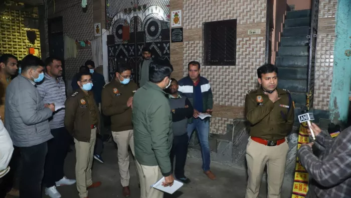डाबरी के एक घर से तीन लोगों की बॉडी बरामद।